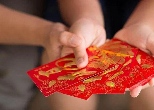 关怀员工父母，为员工父母设置关怀金制度